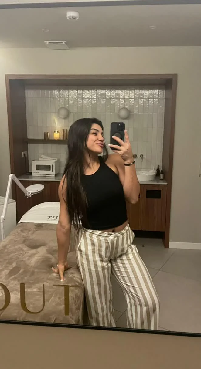 Do you think I'm pretty and sexy? picture 1 of 1