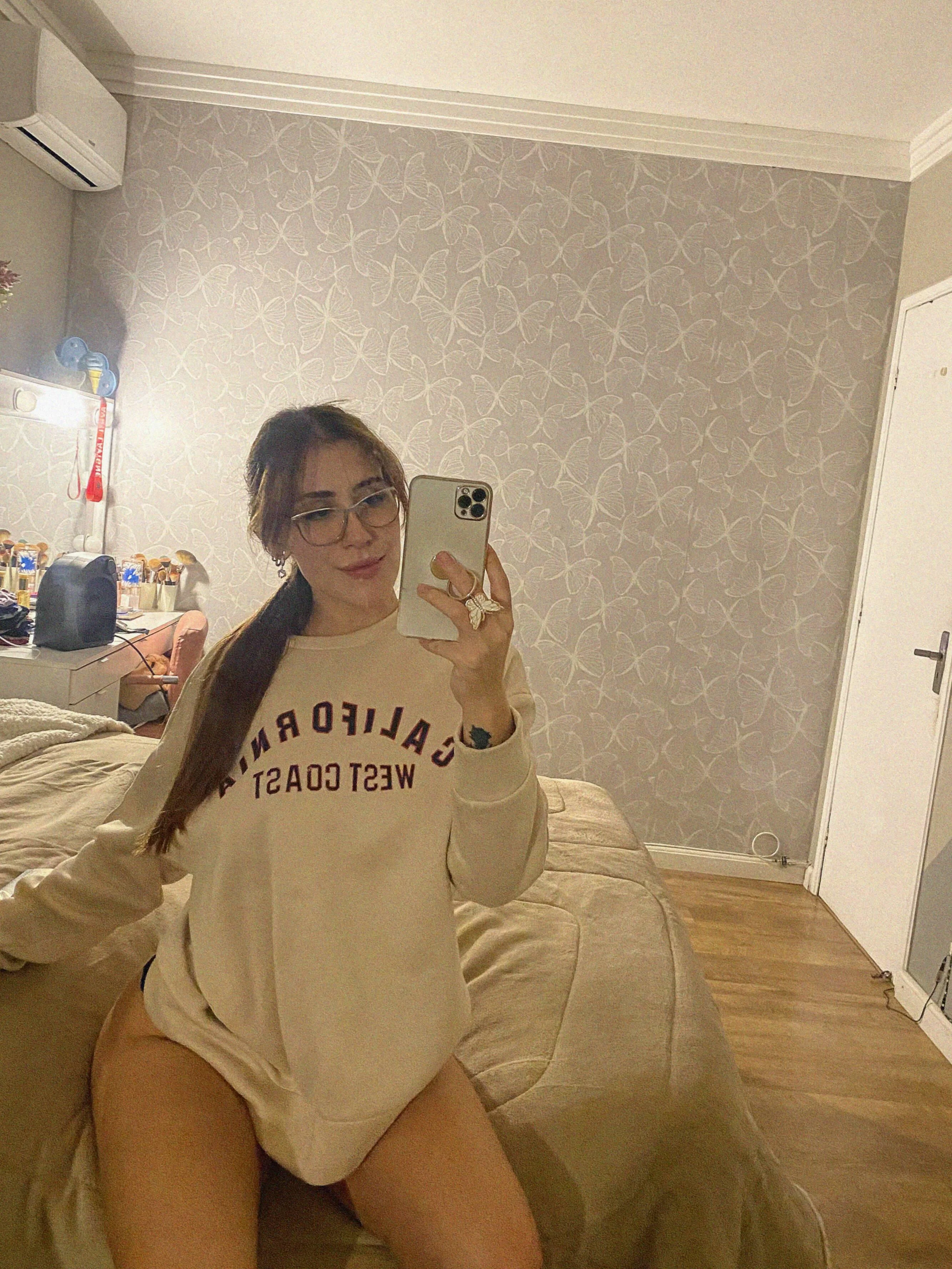 Mirror, mirror on the wall... who’s the comfiest of them all? Am I Hot? picture 1 of 1