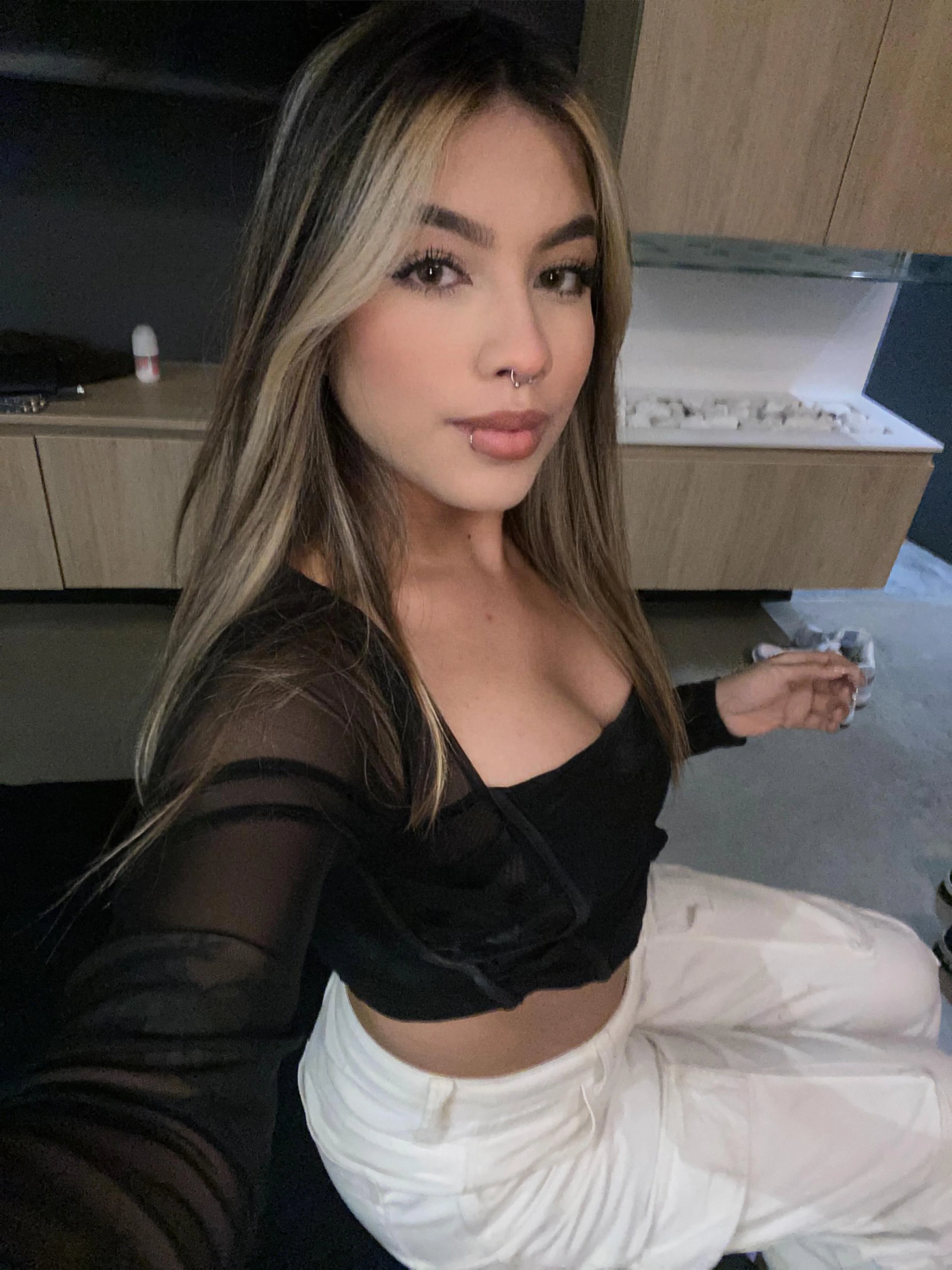 What is it that makes you consider girls to be hot? F19 picture 1 of 1