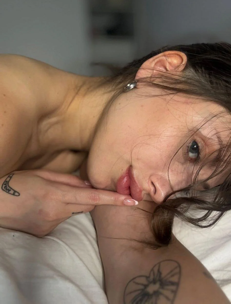 Are you attracted to me? F19 picture 1 of 1