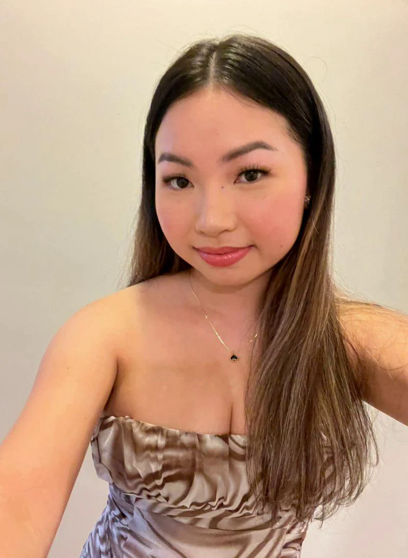 You won't resist looking once you saw this sexy girl picture 1 of 1