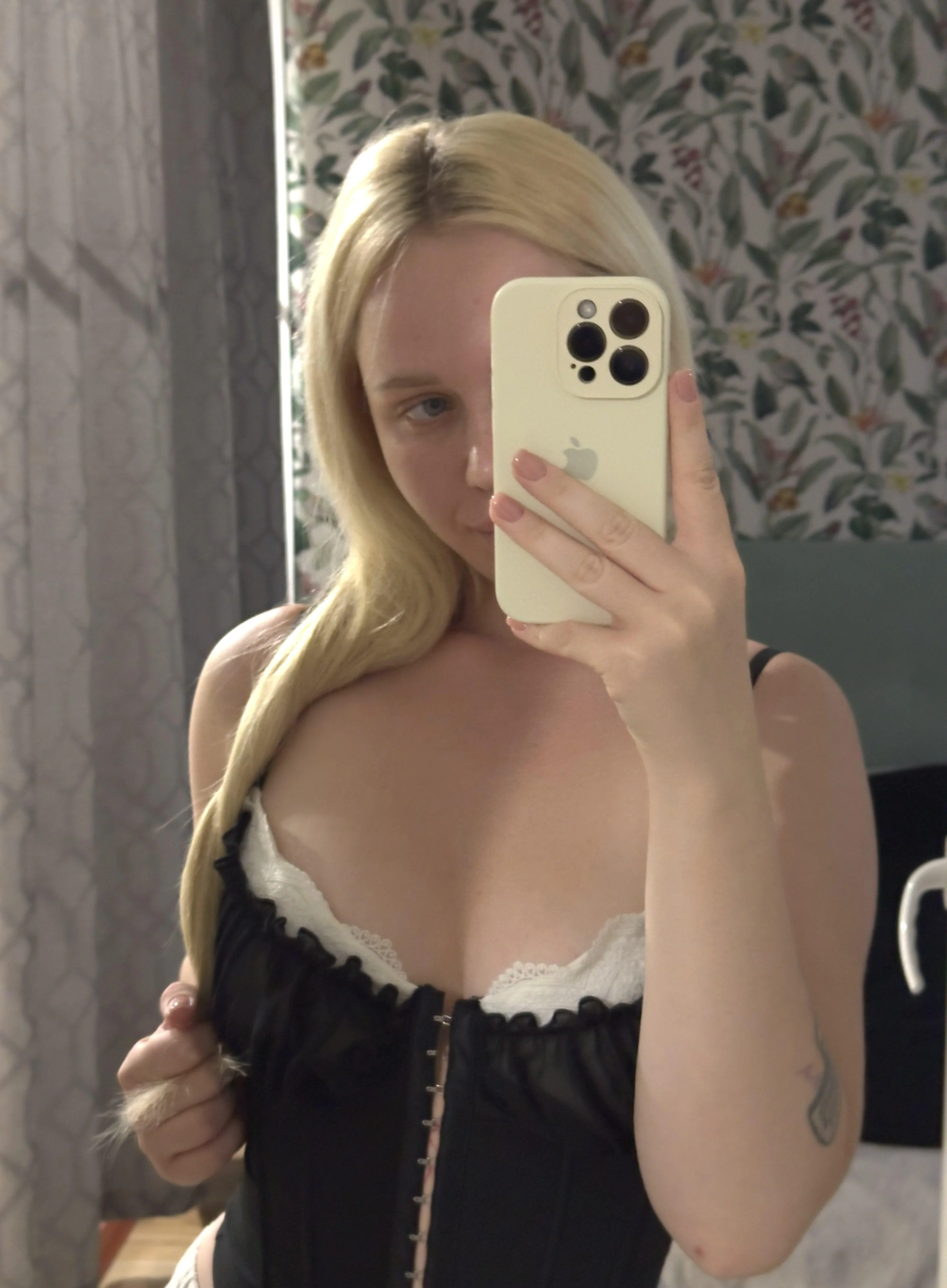 Do you think I look attractive in this? picture 1 of 1