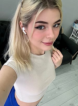 Am I pretty enough to date :)'