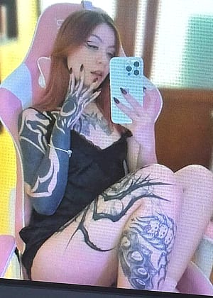 be honest am i hot? F19'