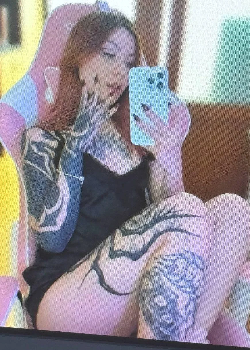 be honest am i hot? F19 picture 1 of 1