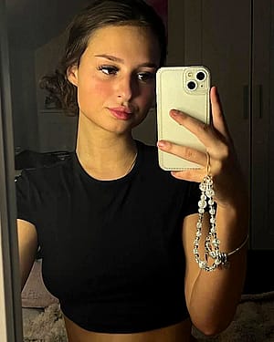 Am i hot? be honest'