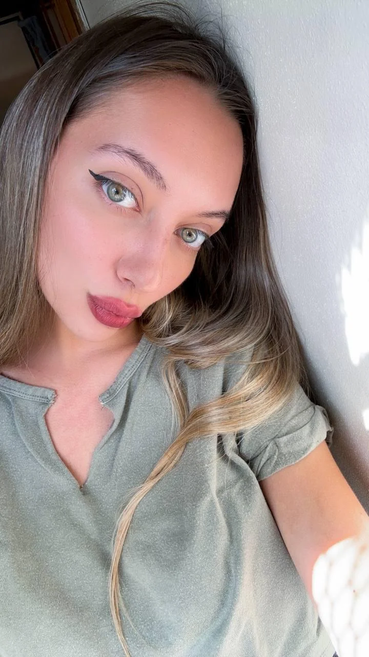 do i look pretty in this shot? picture 1 of 1