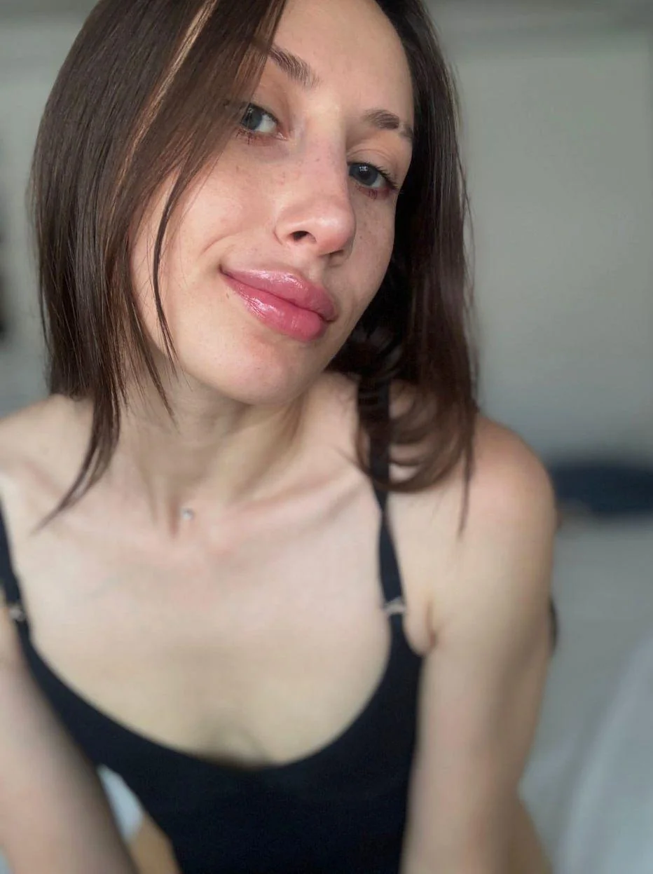 Classic sexiness with a hint picture 1 of 1