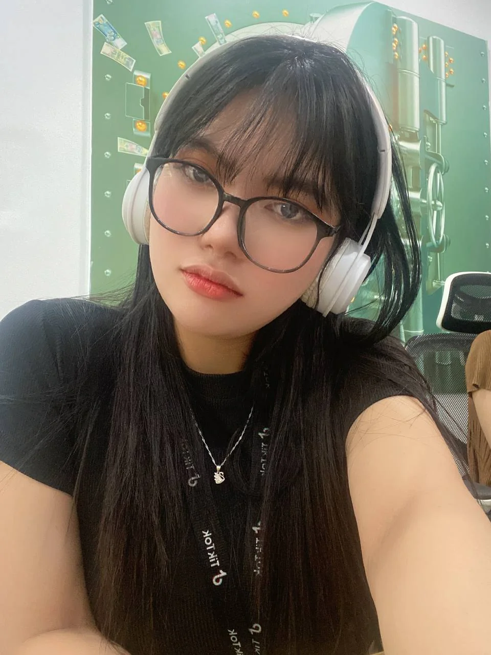 Would you date someone like me? picture 1 of 1