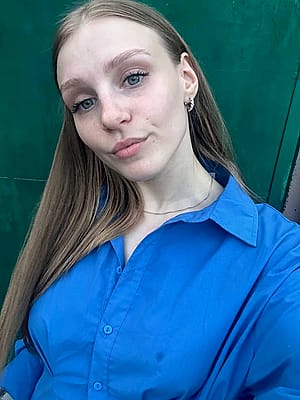 19F i went to the market today and took this selfie, am i hot'