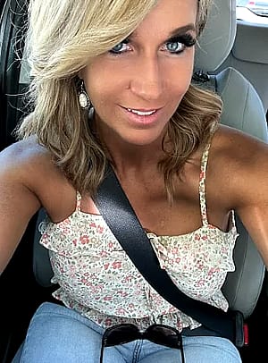 F29 do you think I'm the hottest girl you've ever seen here?'