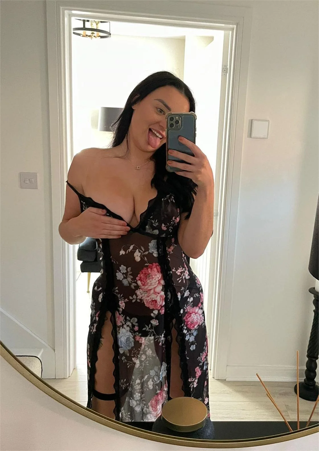 Pretty simple look but is it enough to be called hot F26 picture 1 of 1