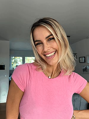 does my age F33 match my looks'
