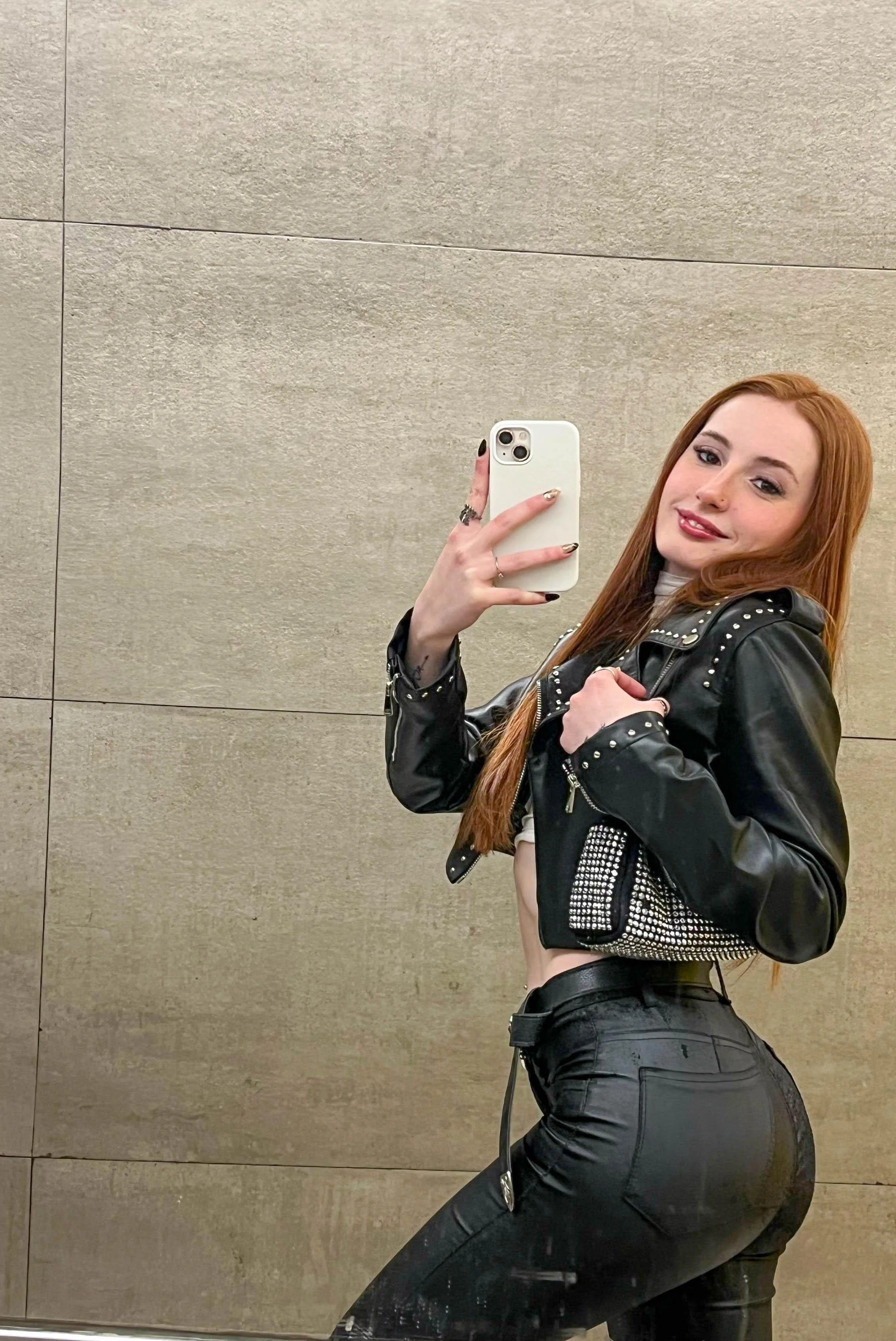 Be honest am I hot? F18 picture 1 of 1