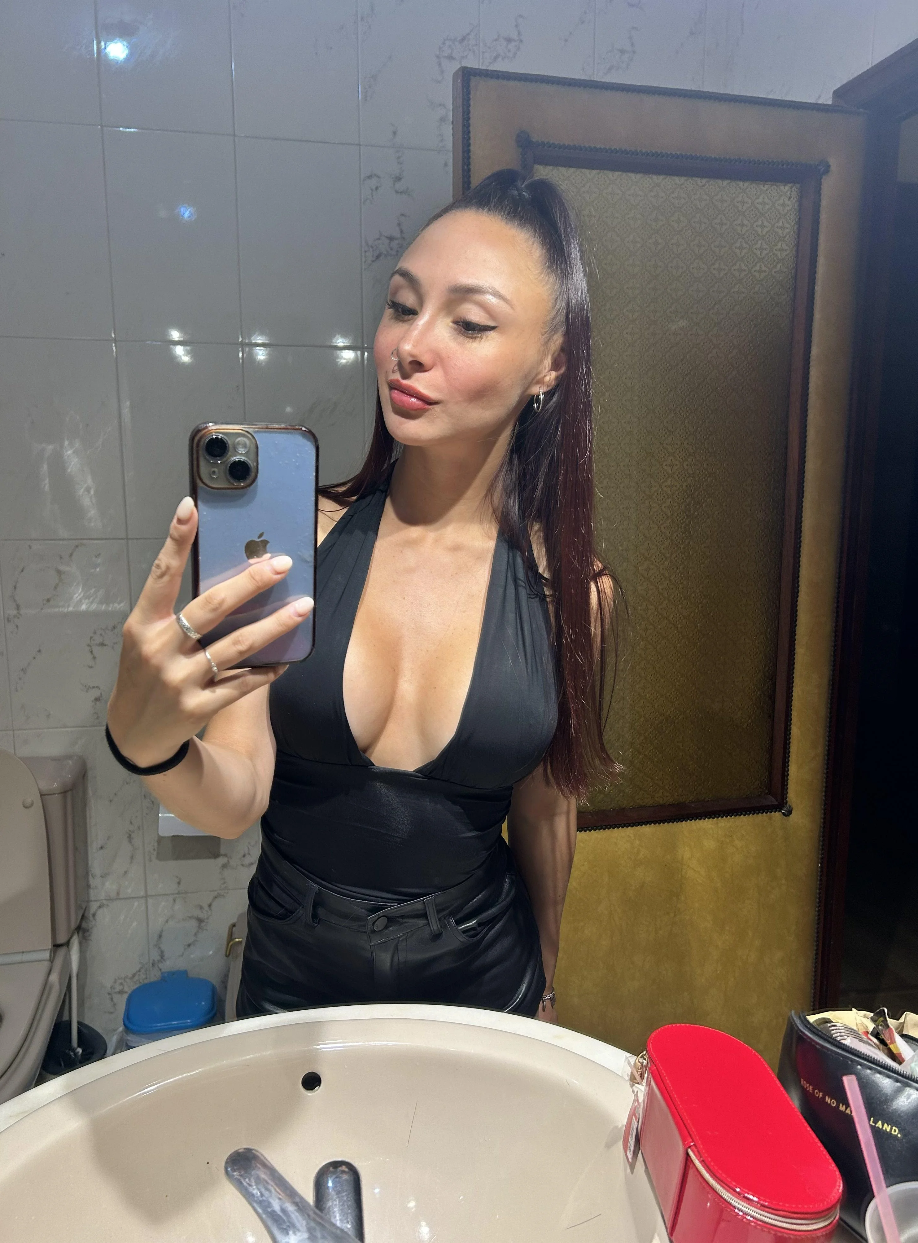 Feeling cute, am I hot enough? f22 picture 1 of 1