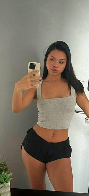 Mirror selfie before training 19F'