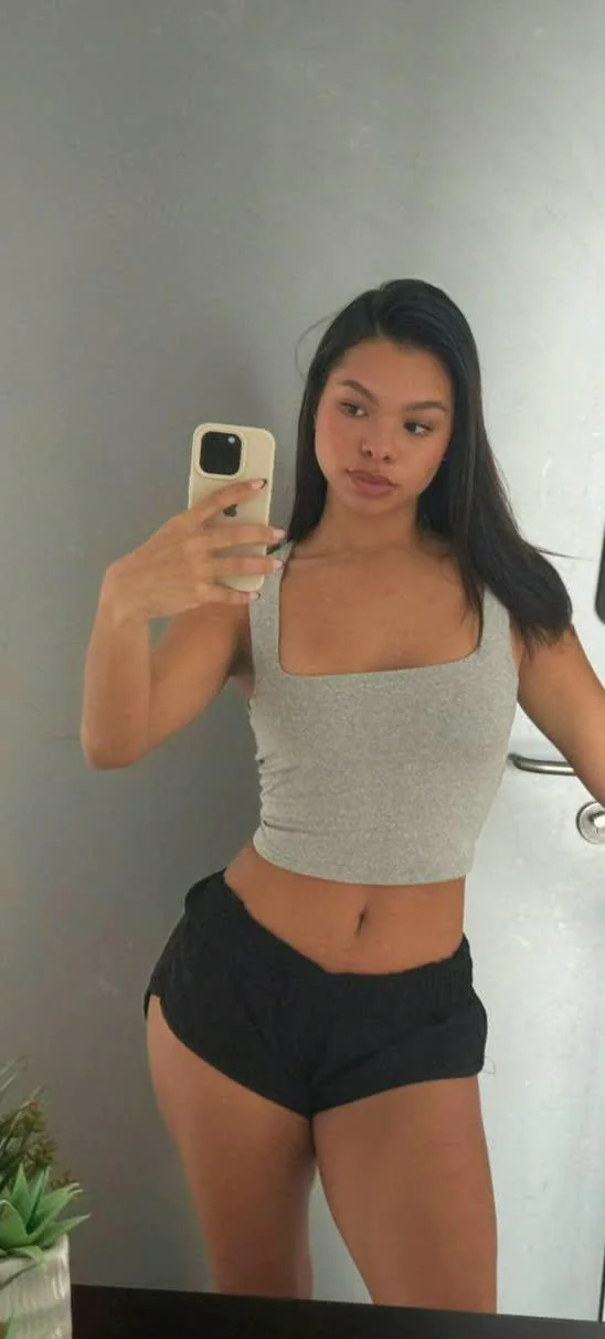 Mirror selfie before training 19F picture 1 of 1