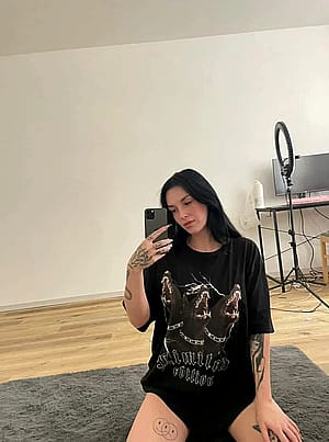 Quick mirror selfie, I think I look hot'