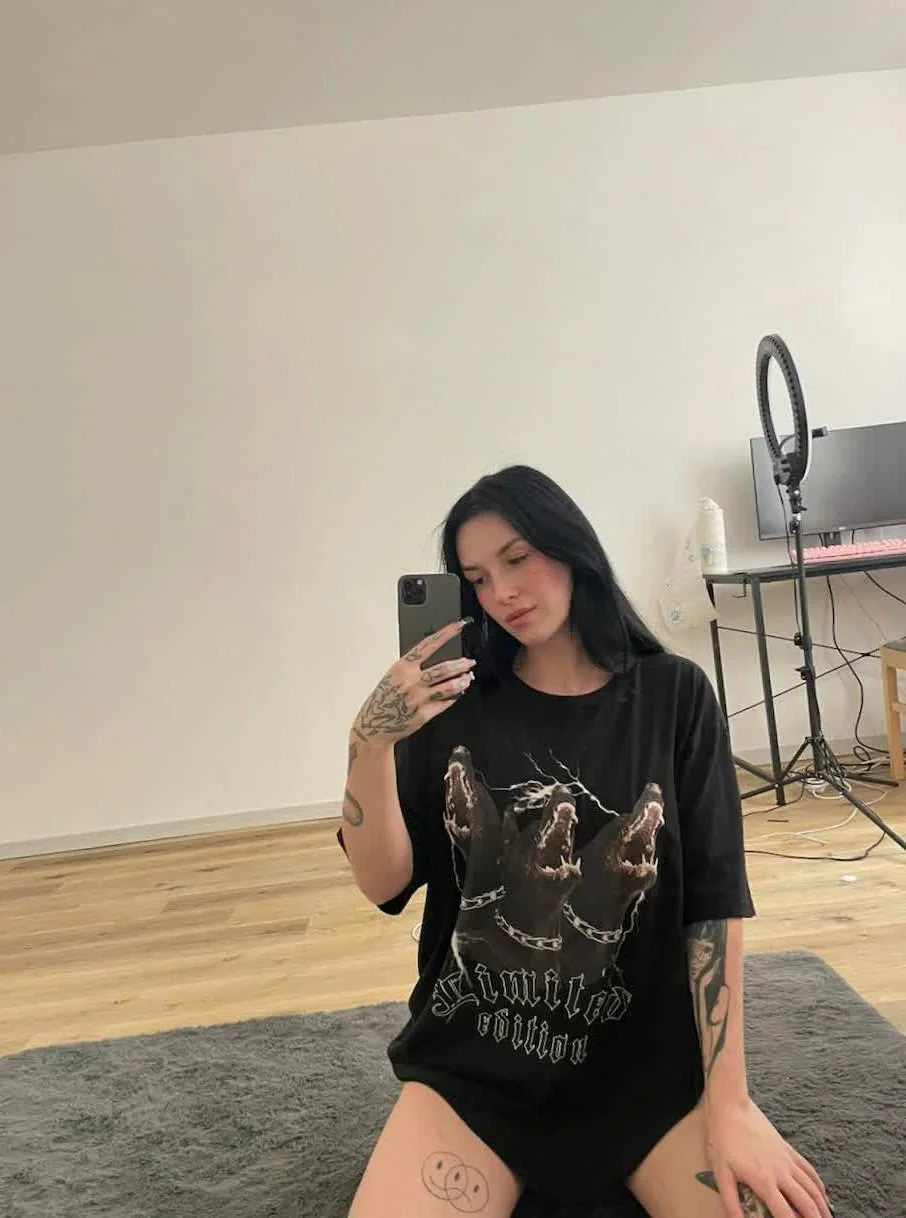 Quick mirror selfie, I think I look hot picture 1 of 1