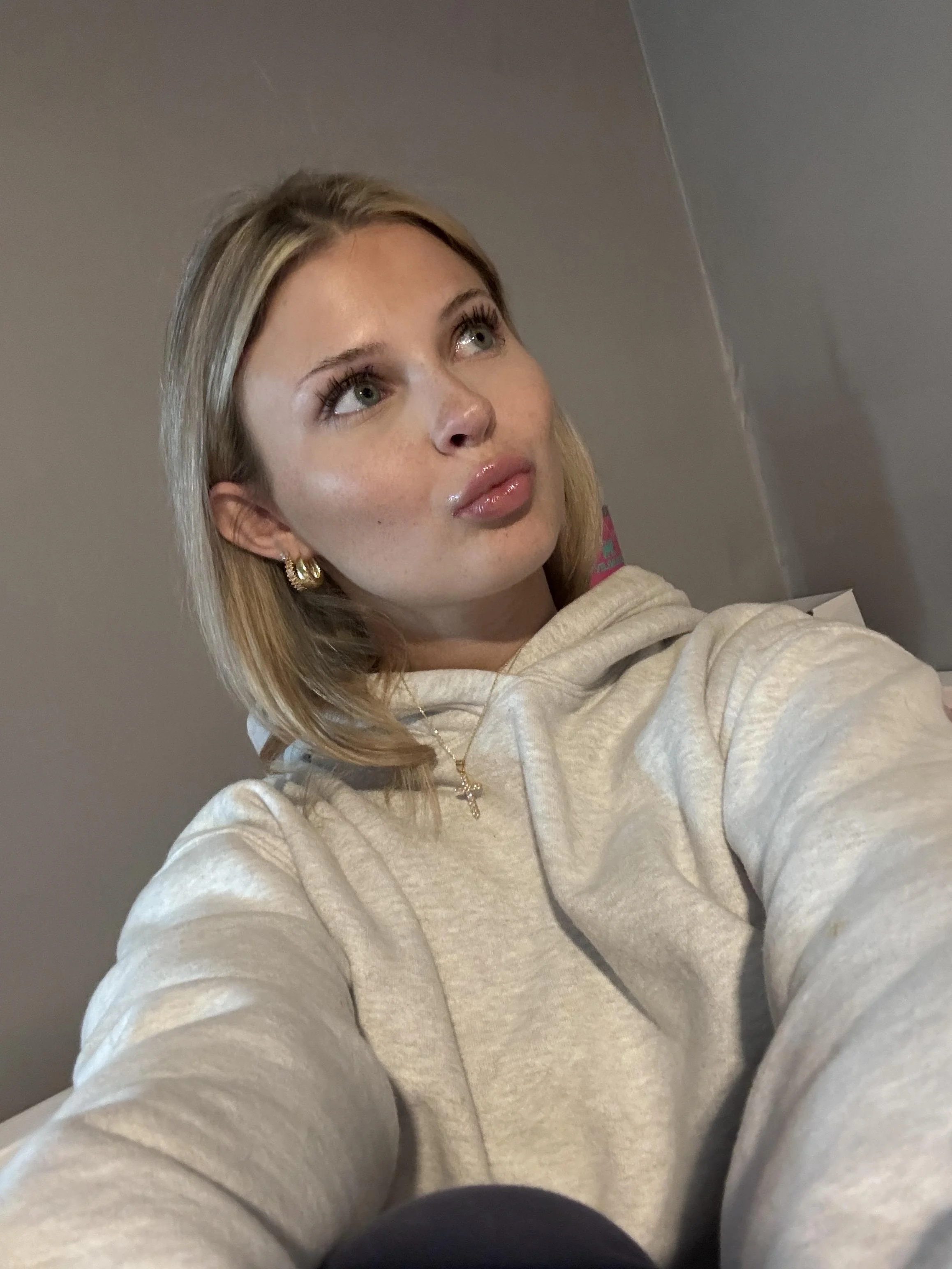Do you think I'm hot? Do I pass as girlfriend material? F19 picture 1 of 1