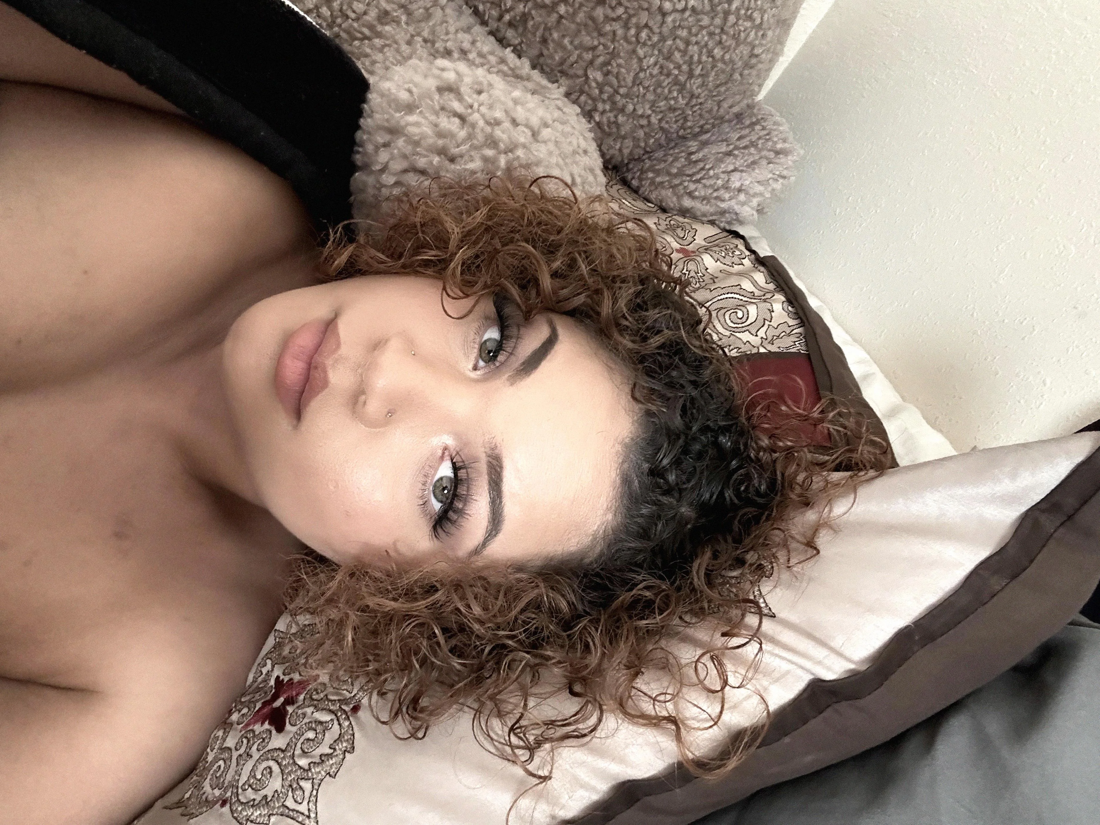 The usual bedroom selfie picture 1 of 1