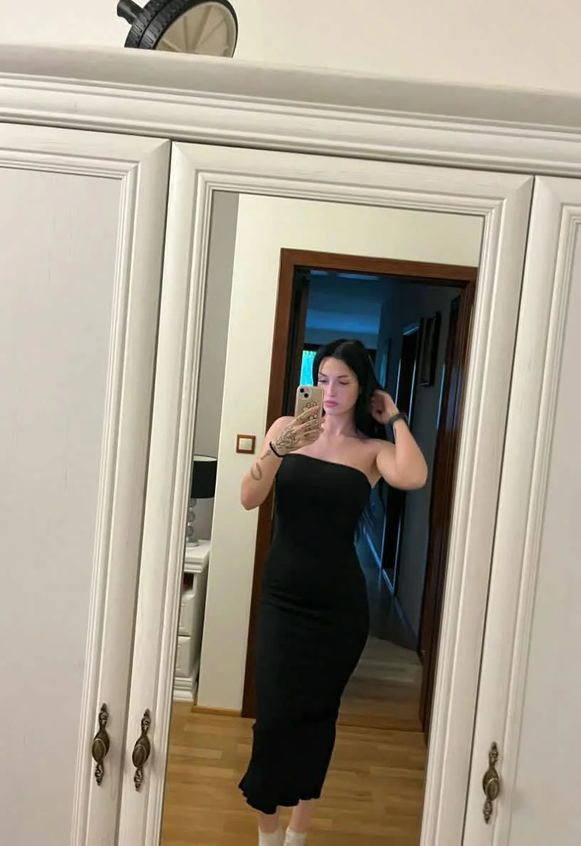 Looking hot on my dress picture 1 of 1