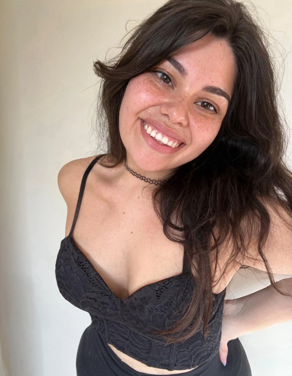 No makeup and a smile! Hot or not? 25f picture 1 of 1