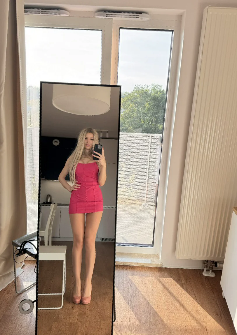 Feeling cute, looking flawless, and all dolled up picture 1 of 1