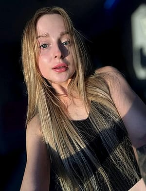 Do i look hot here? Natural light really hits different. F19'