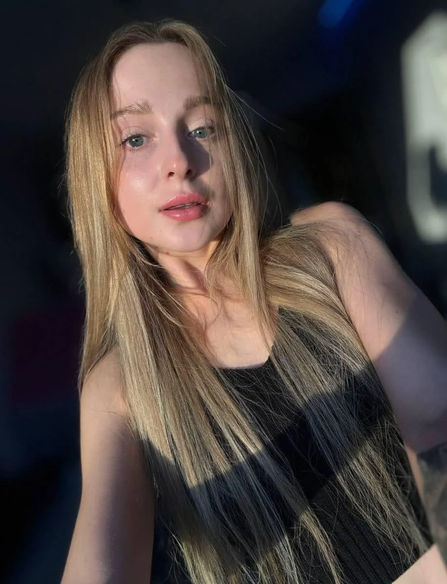 Do i look hot here? Natural light really hits different. F19 picture 1 of 1