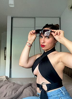 Does this sunglass make me look hot?'