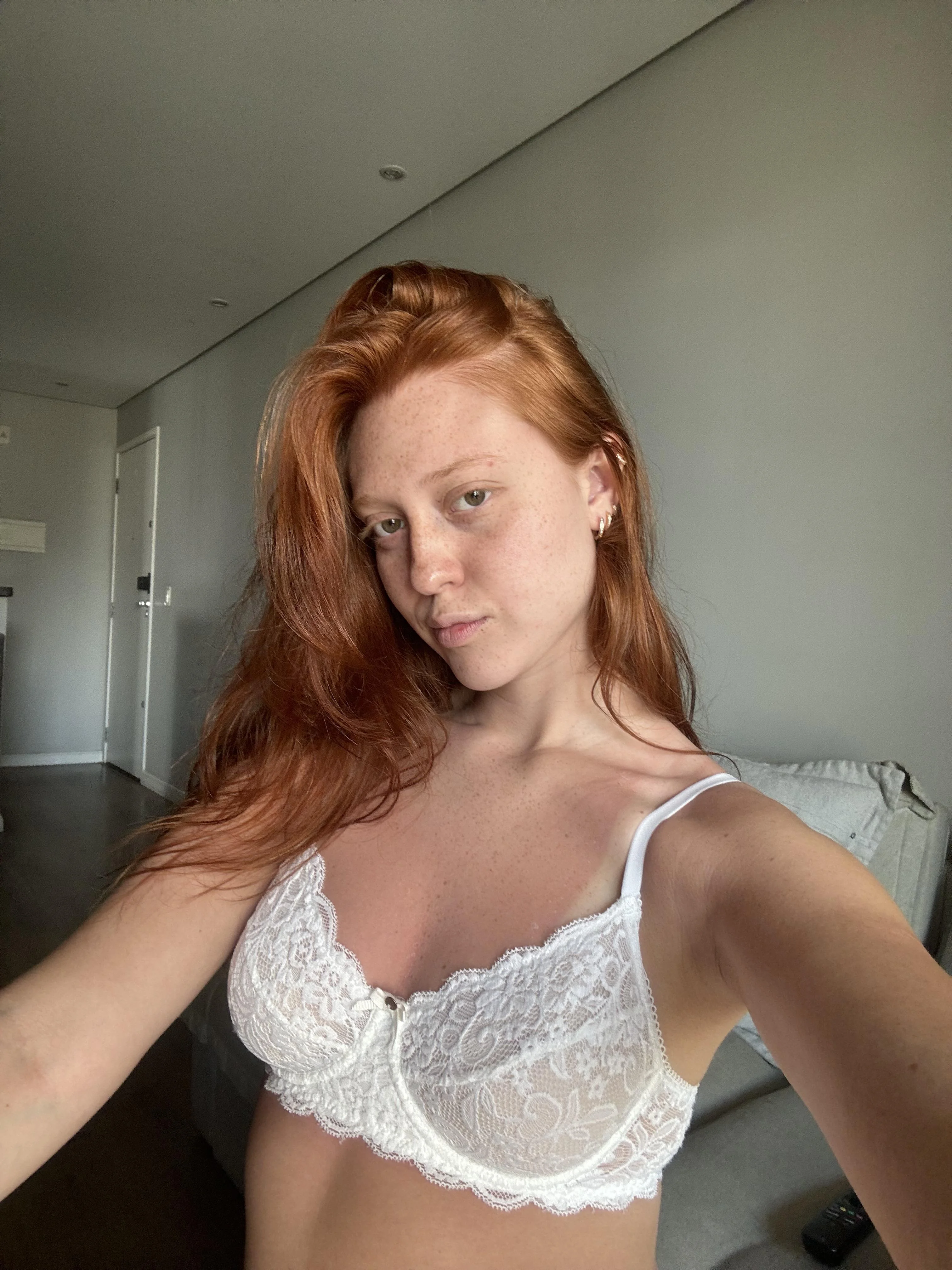 Am I looking hot in white? F18 picture 1 of 1