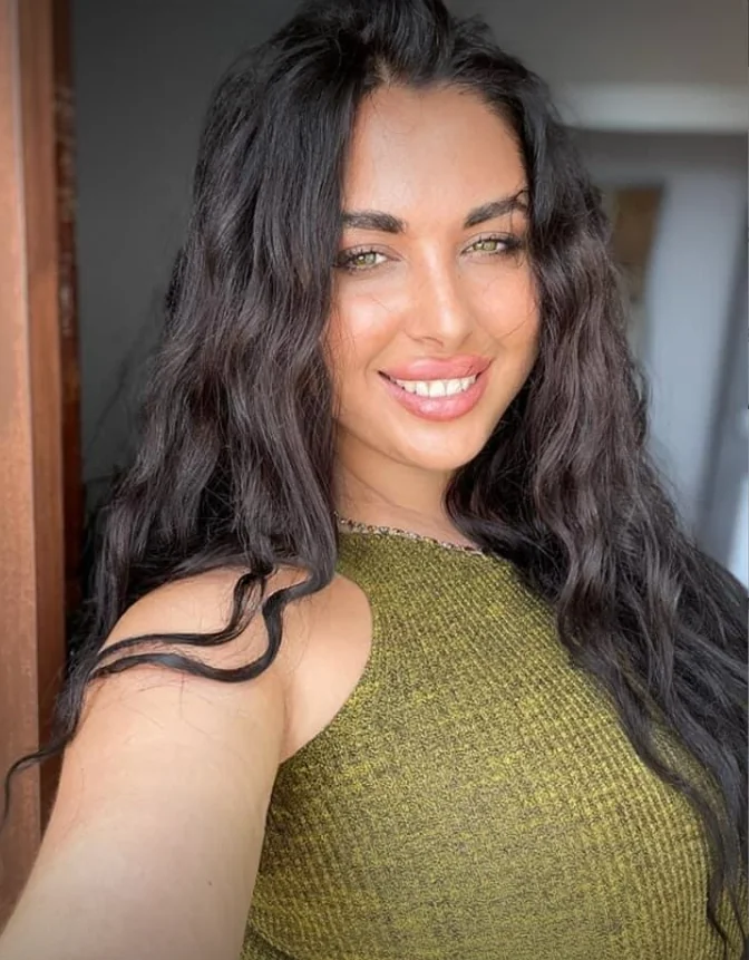Bright smile, sunny vibes. picture 1 of 1