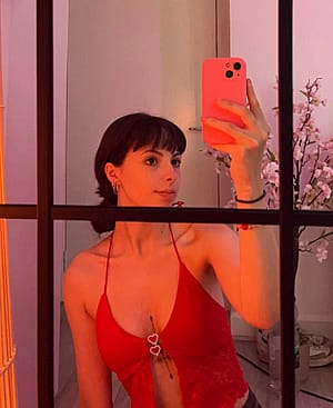 Am I hot in this crop top? F19'