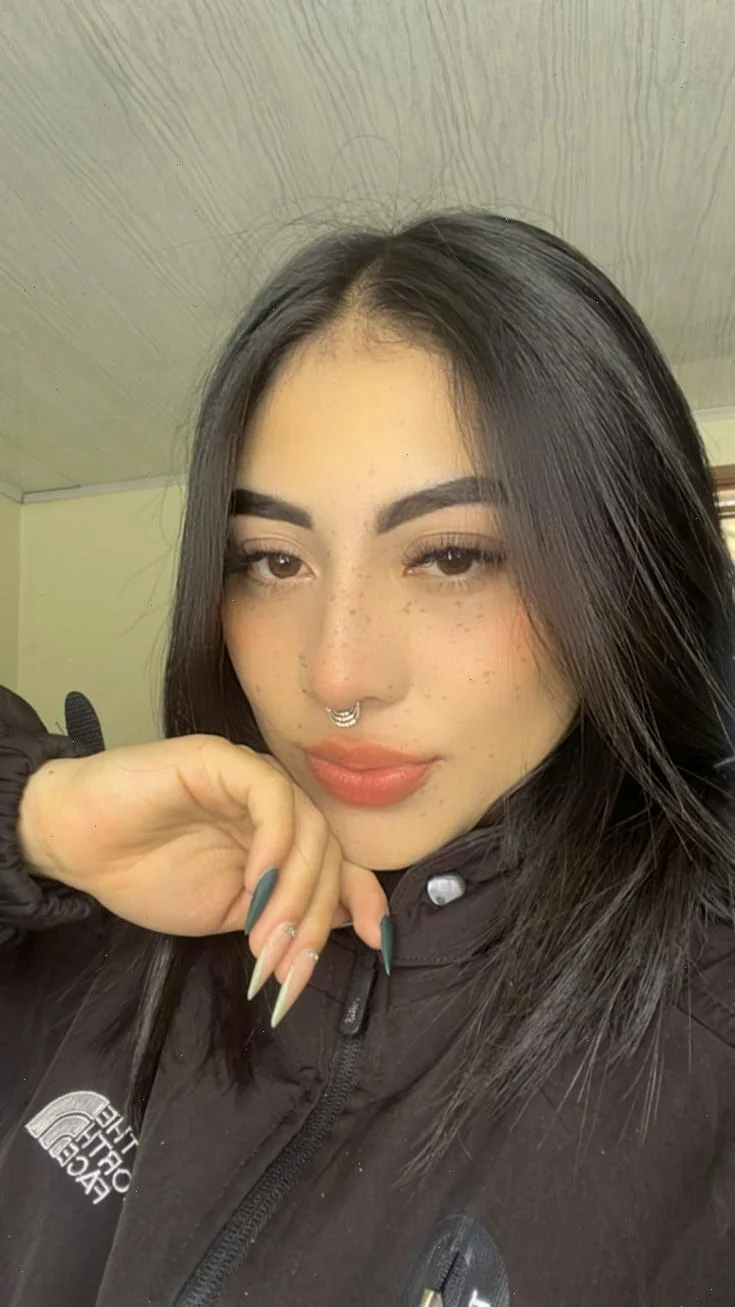 My natural beauty stands out effortlessly picture 1 of 1