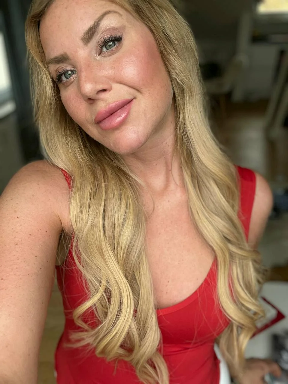 Feeling hot in red ❤ picture 1 of 1