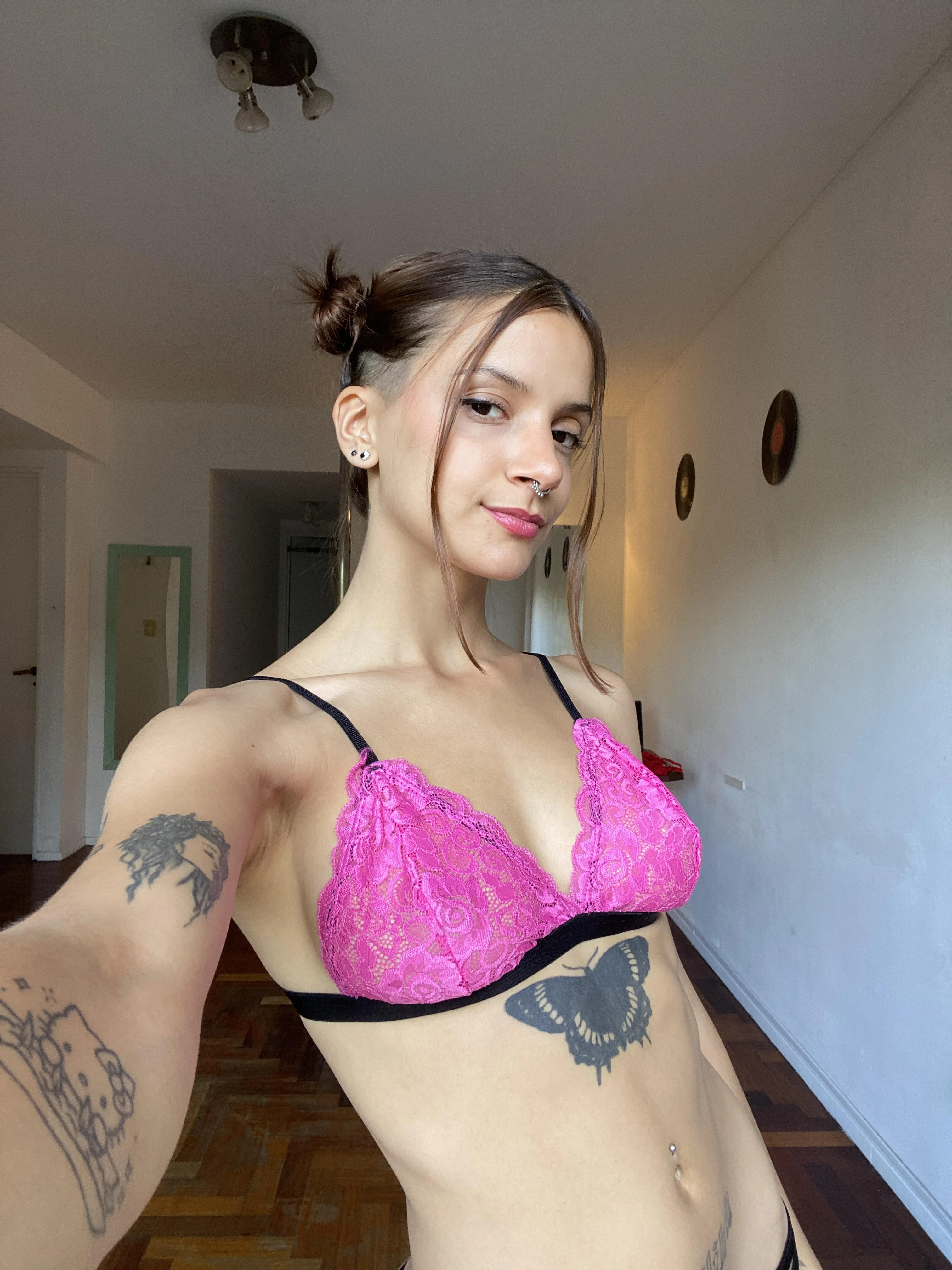 Im sure im gonna be a good wife Am I hot? F20 picture 1 of 1