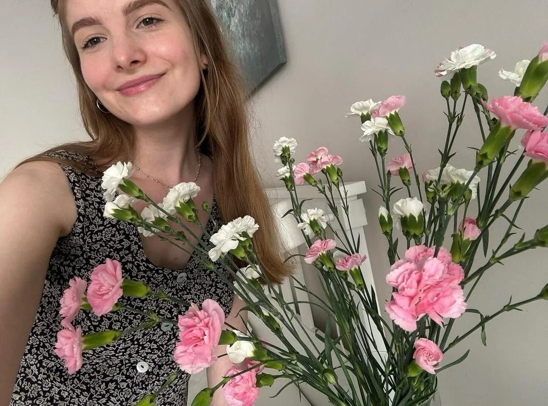 Could you leave handprints on my pale cheeks for my boyfriend to find? F20 picture 1 of 1