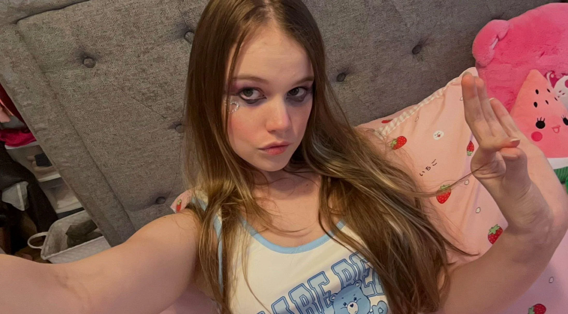 Here's a pretty face for you to remember picture 1 of 1