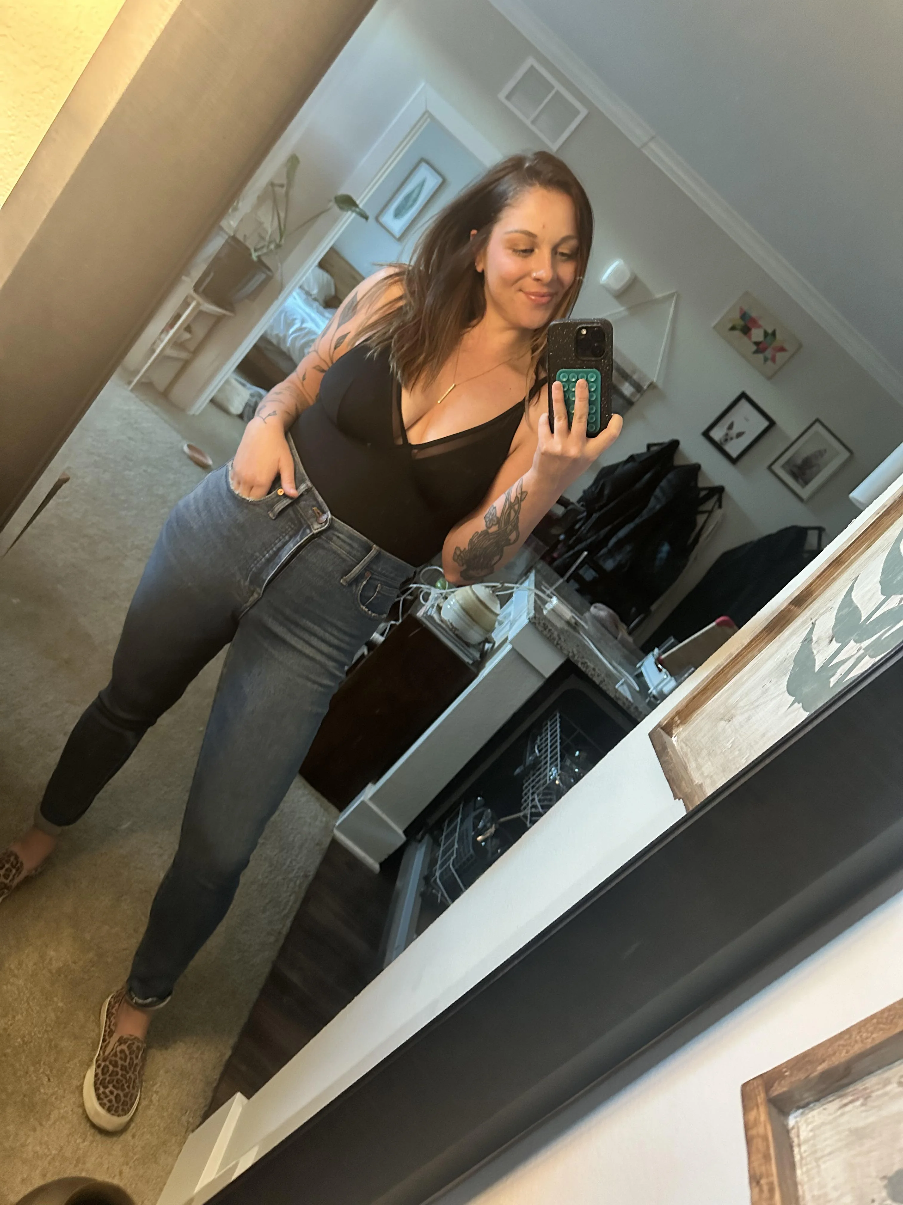 F33 I know the skinny jeans are out but I still love them! Am I hot? picture 1 of 1