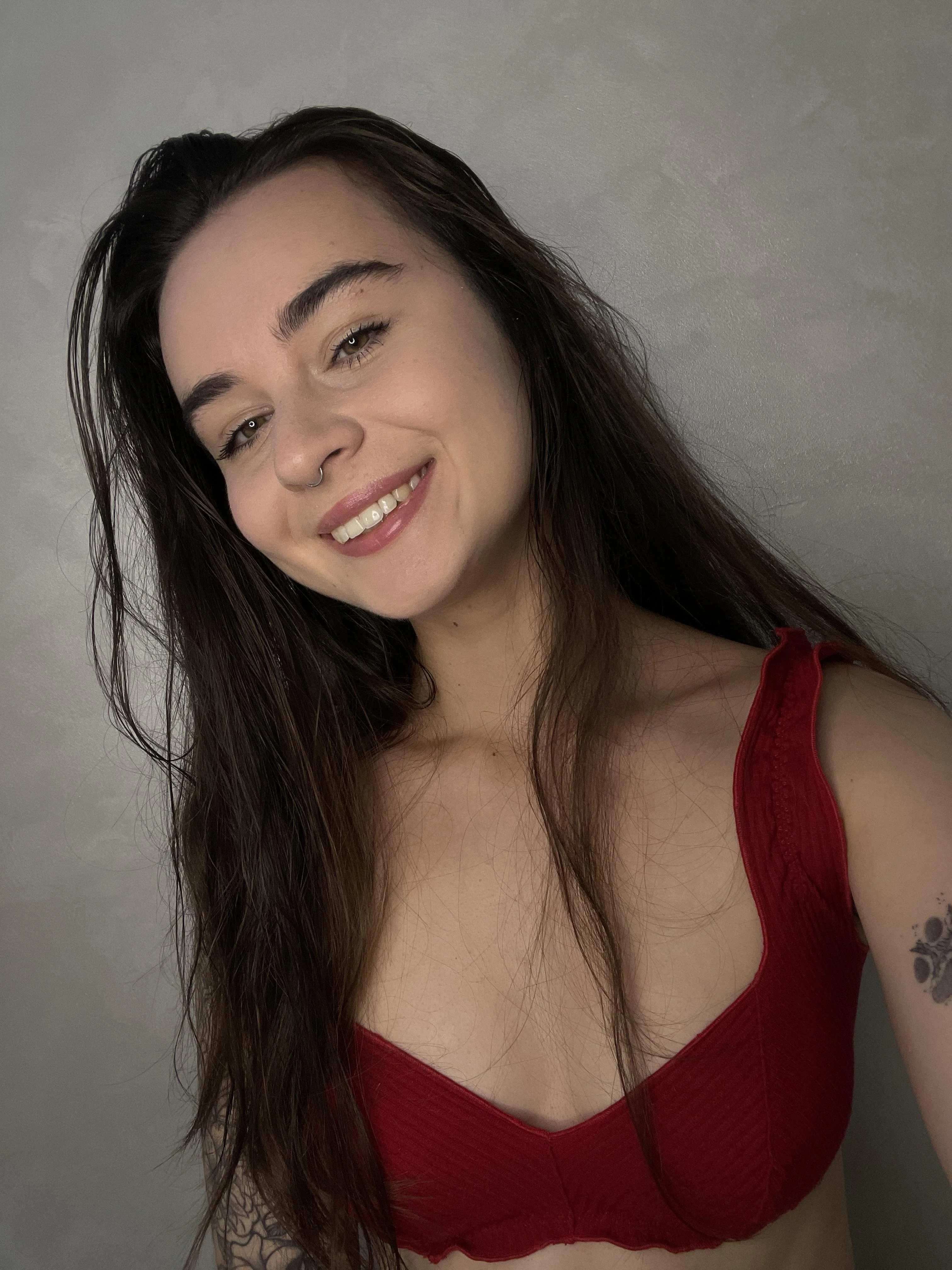Do i look cute in my red top? picture 1 of 1