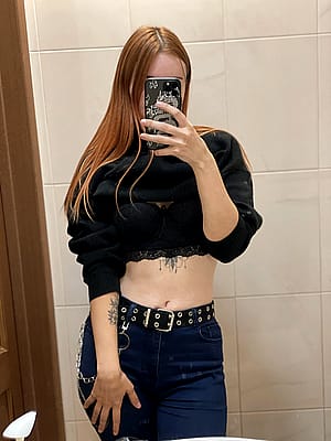 Can’t go past a mirror without a cheeky selfie'