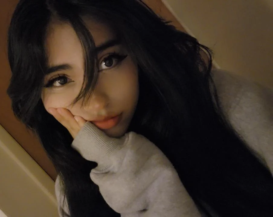 Brutally honest, am I hot? f18 picture 1 of 1