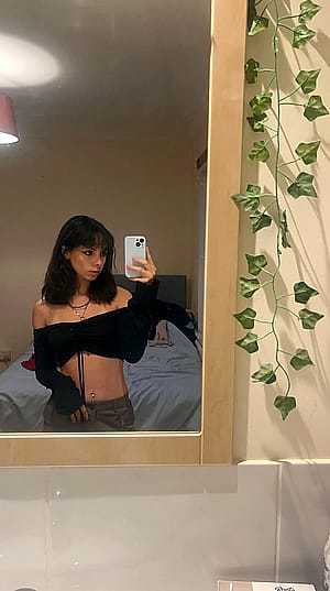 Classy in black top'