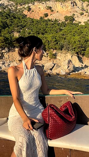 outfit for a walk by the shore'
