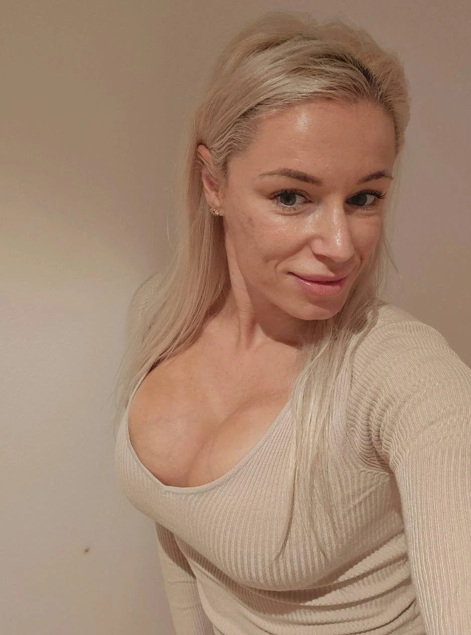 I’m I really that hot for a 37F picture 1 of 1