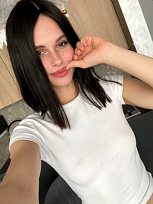 white girl in a white T-shirt)'