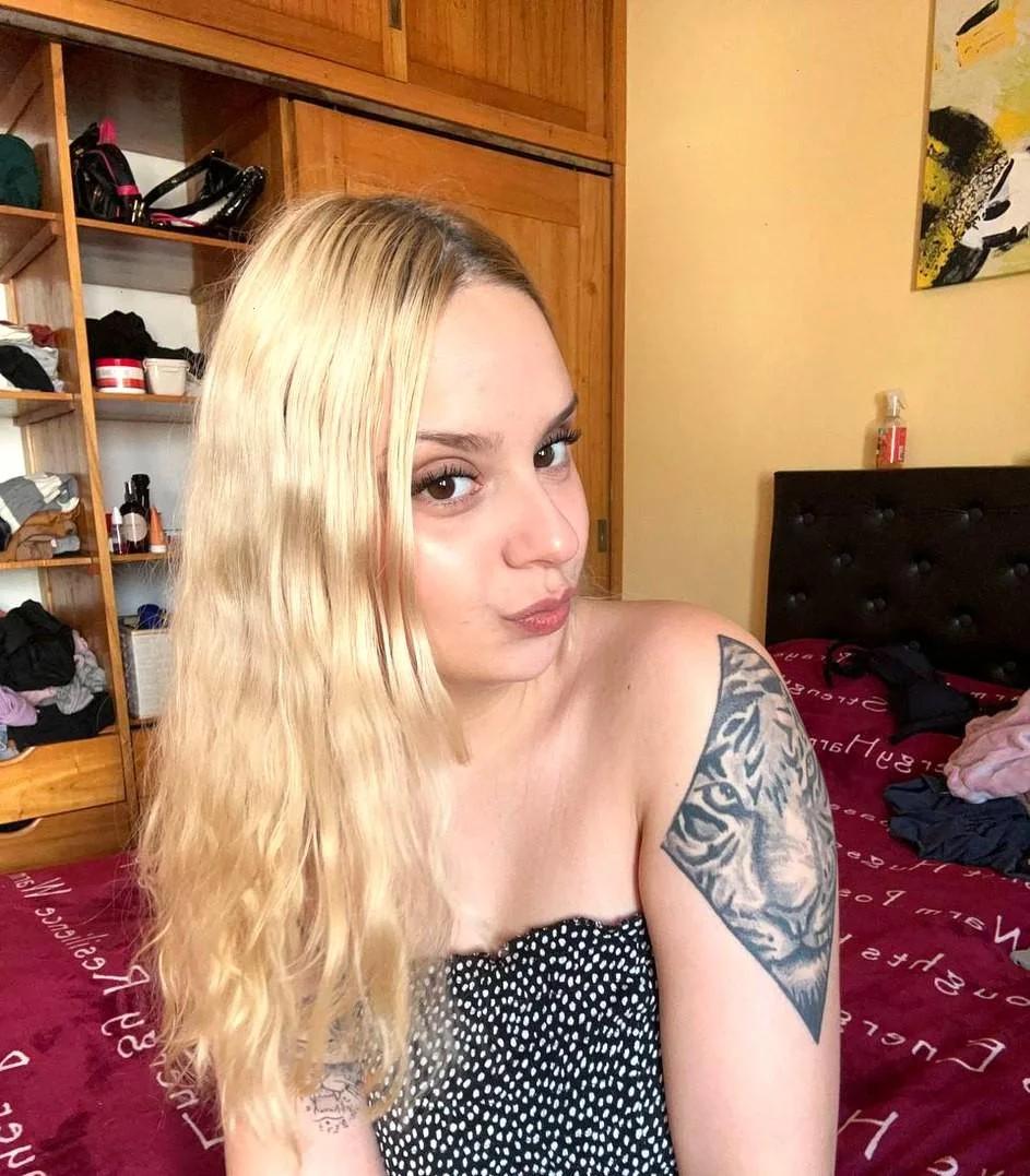 Am i young and cute enough for us to date? F19 picture 1 of 1