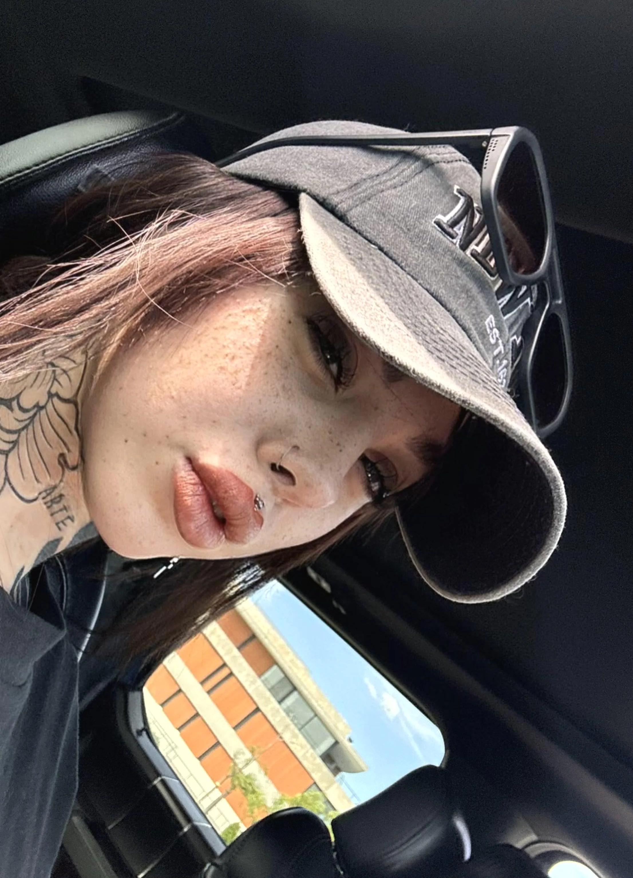 do i look hot in my simple look? picture 1 of 1