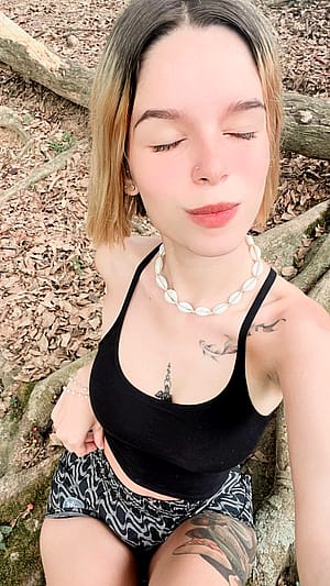 I feel very pretty in this picture'